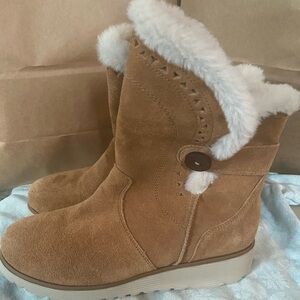 NWT Sketchers women’s boots size 6
Warm tech memory foam 
Water Repellent